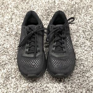 Hoka one one time to fly black tennis shoes